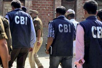 रिश्वत लेते CGST अधीक्षक व ऑपरेटर दबोचे