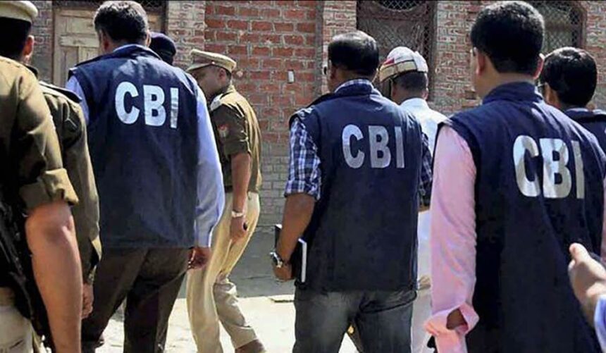 रिश्वत लेते CGST अधीक्षक व ऑपरेटर दबोचे
