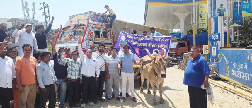 बैल ठेला चलाने को मजबूर ट्रांसपोर्टर