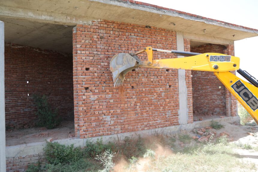 अवैध कालोनियों पर गरजा मेड का बुलडोजर