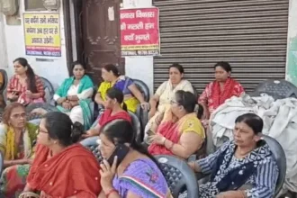 धरने पर बैठी महिलाओं को एक अदत टैंट की दरकार