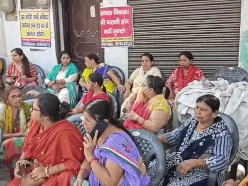 धरने पर बैठी महिलाओं को एक अदत टैंट की दरकार