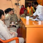धर्मेंद्र तोमर को मनाने पहुंचे SHO भावनपुर