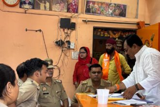 धर्मेंद्र तोमर को मनाने पहुंचे SHO भावनपुर