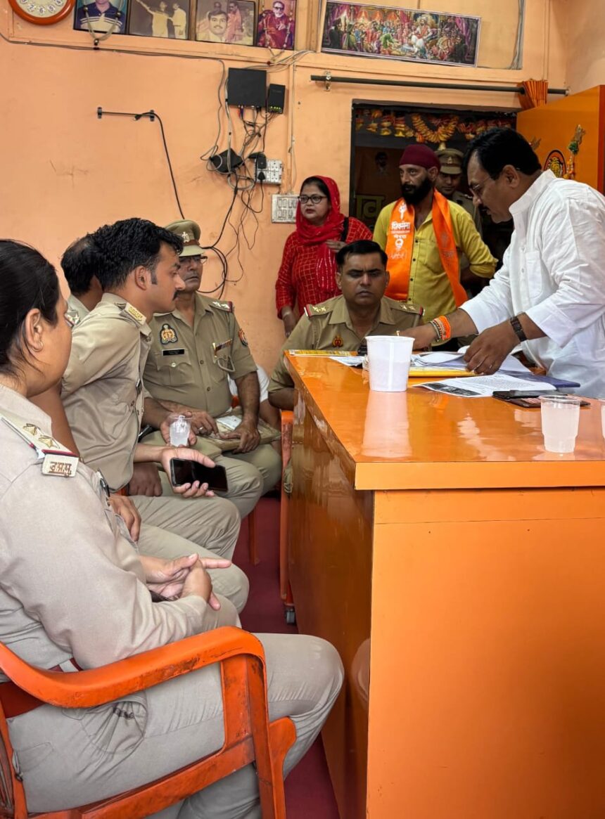 धर्मेंद्र तोमर को मनाने पहुंचे SHO भावनपुर