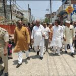 निगम चीफ बोले क्या ऐसी बनती है सड़क..