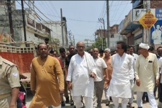 निगम चीफ बोले क्या ऐसी बनती है सड़क..