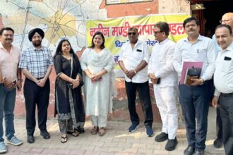व्यापारियों से मिले जीएसटी के अधिकारी