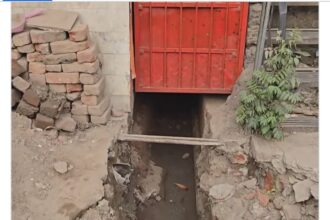 अवैध कब्जे हटने के बजाए रोड कर दी तिरछी