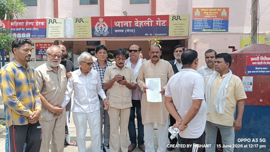 ठेकेदार व अधिकारियों के खिलाफ तहरीर