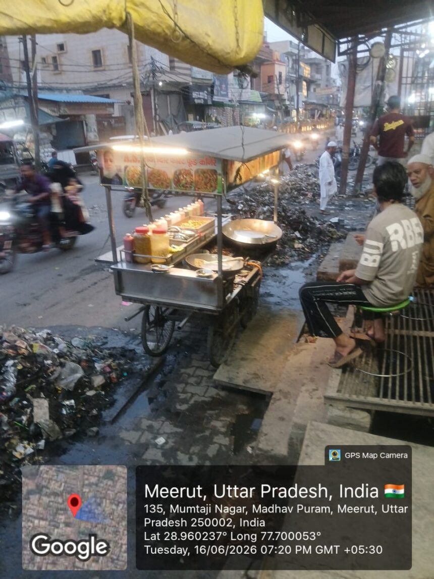 नाला साफ कर सड़क पर फैला दी गंदगी