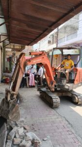 जाग्रति विहार में नाले नालियों को कराया कब्जा मुक्त