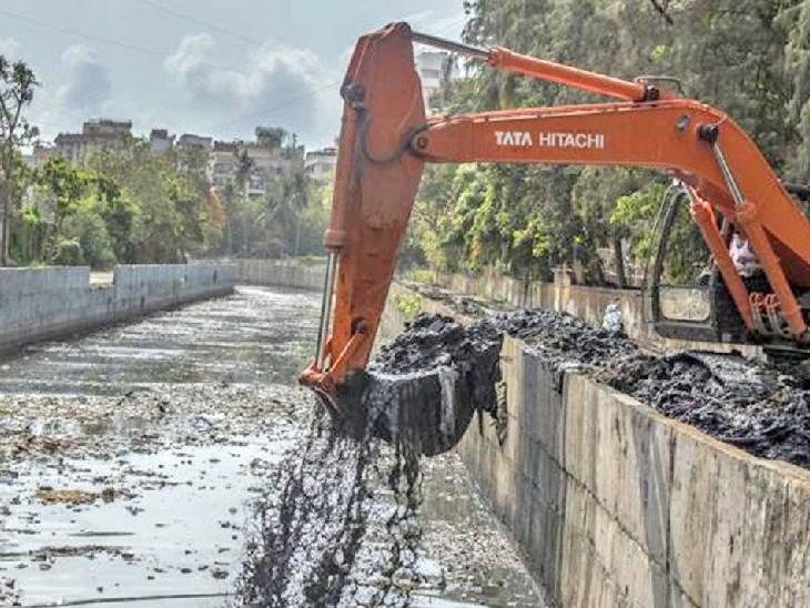 शहर के बड़े नालों की सफाई रात में
