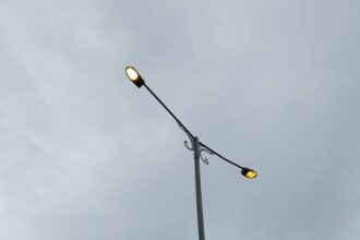 स्ट्रीट लाइटें दिन में जलती हैं रात में नहीं