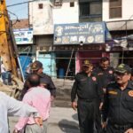 गढ़ रोड पर निगम का ध्वस्तीकरण अभियान