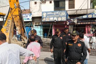 गढ़ रोड पर निगम का ध्वस्तीकरण अभियान