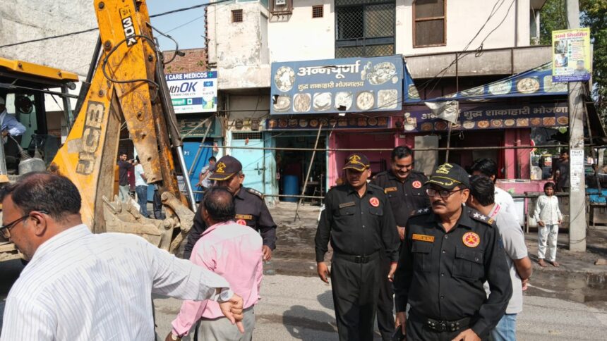 गढ़ रोड पर निगम का ध्वस्तीकरण अभियान