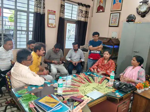 ट्रकों को ले जाने को लेकर ट्रांसपोर्टरों का हंगामा