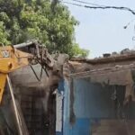 आशियानों पर कहर बन टूट रहा बुल्डोजर