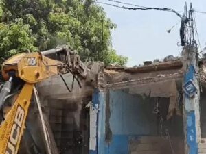 आशियानों पर कहर बन टूट रहा बुल्डोजर