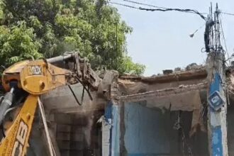 आशियानों पर कहर बन टूट रहा बुल्डोजर