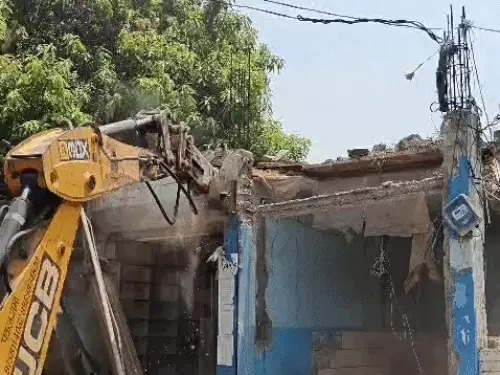 आशियानों पर कहर बन टूट रहा बुल्डोजर