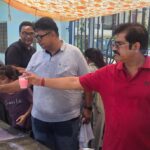 सरस्वती लोक के गेट पर लगायी छबील