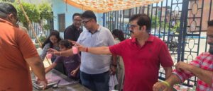 सरस्वती लोक के गेट पर लगायी छबील