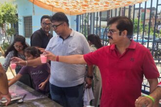 सरस्वती लोक के गेट पर लगायी छबील