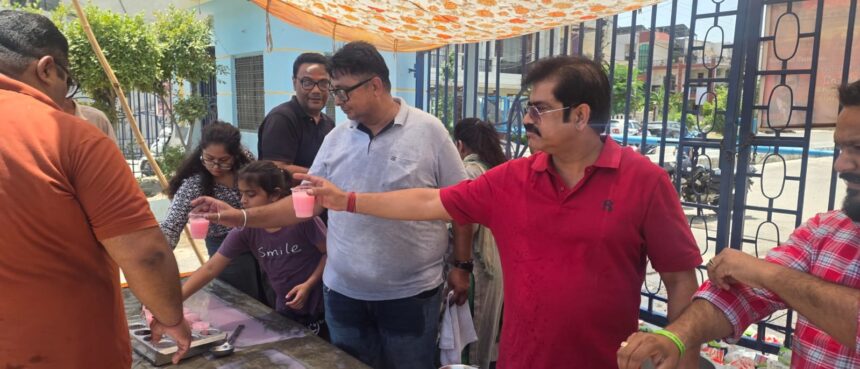सरस्वती लोक के गेट पर लगायी छबील