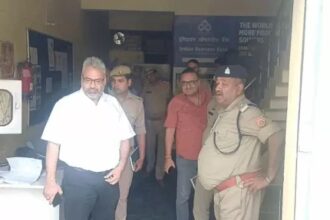 ताले डालकर भागे कोचिंग सेंटर संचालक
