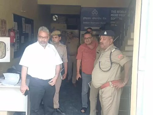 ताले डालकर भागे कोचिंग सेंटर संचालक