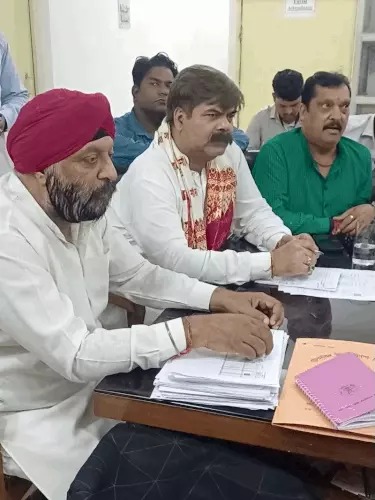 मंत्री के विधान सभा क्षेत्र में बिजली दे रही झटके