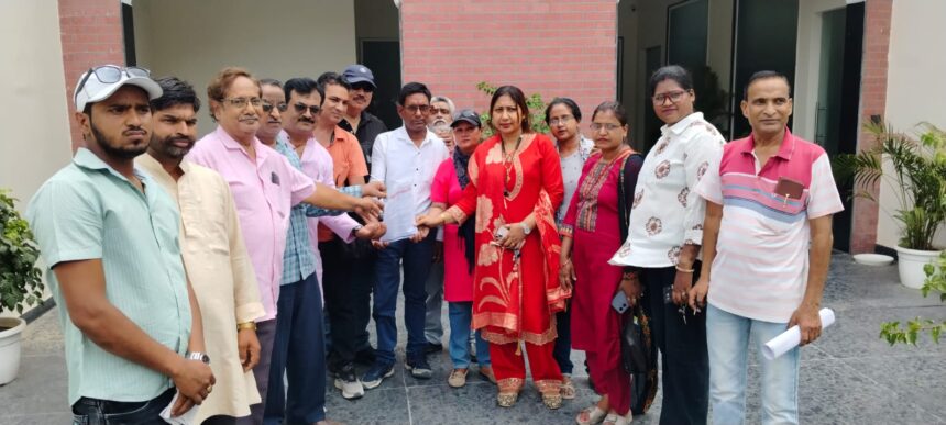 प्रेस क्लब की मरम्मत काे दिया ज्ञापन