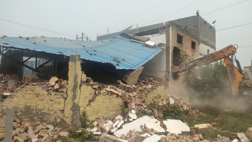 सरकारी जमीन पर बनीं चार फैक्ट्री जमीदोज