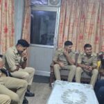 नेताओं को पुलिस रोक रही ललिता के घर जाने से