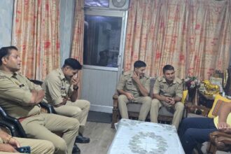 नेताओं को पुलिस रोक रही ललिता के घर जाने से