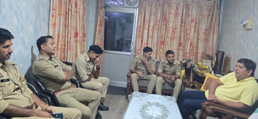 नेताओं को पुलिस रोक रही ललिता के घर जाने से