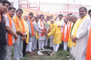 महापौर ने किया रामलीला मैदान में वृक्षारोपण