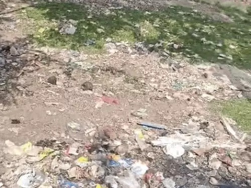 netaon ko fursat nahin afsar sunte nahin jayen to jayen kahan