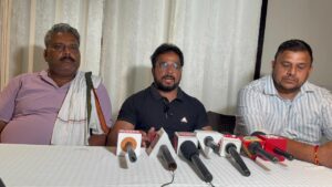 महिला लिपिक के तवादले से गरमाया माहौल