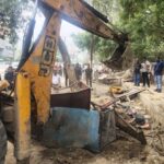 तीन स्थानों पर गरजी निगम की जेसीबी