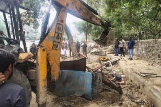 तीन स्थानों पर गरजी निगम की जेसीबी