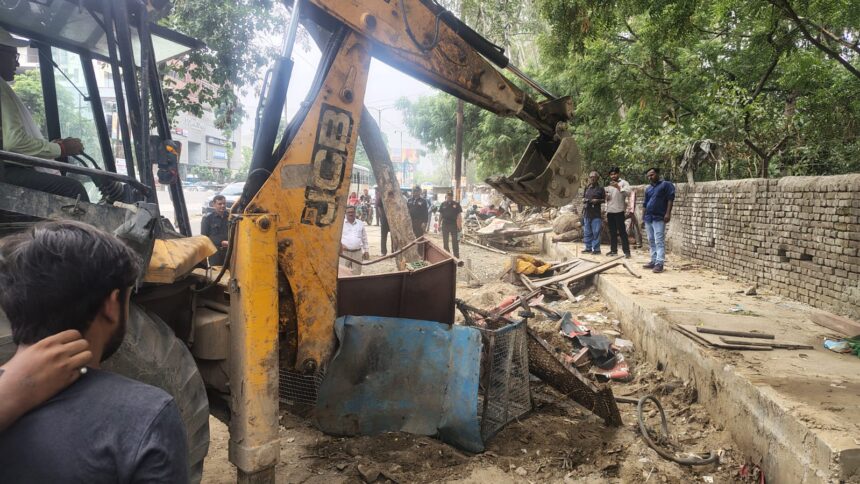 तीन स्थानों पर गरजी निगम की जेसीबी