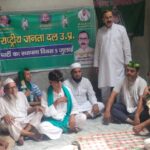 राजद के स्थापना दिवस पर बांटे फल