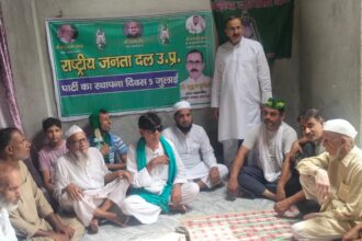 राजद के स्थापना दिवस पर बांटे फल