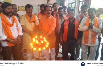 शिवसेना ने की महाआरती व हनुमान चालीसा