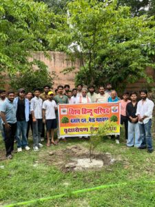 सेवा सप्ताह में बजरंग दल ने लगाए पौधे