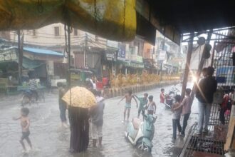 आदर्श वार्ड चंद मिनटों की बारिश में पानी पानी