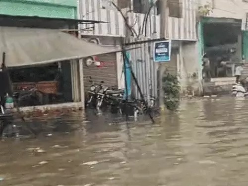 चंद मिनटों की बारिश ने किया बेहाल